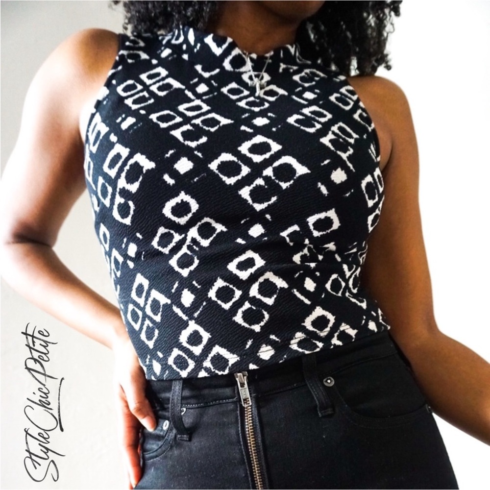 LUSH Black & White Crop Top Size XS 🎉HP